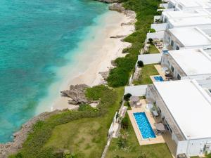 Luftblick auf ein Resort und den Strand in der Unterkunft Crystal Villa Miyakojima Sunayama Beach in Miyako-jima