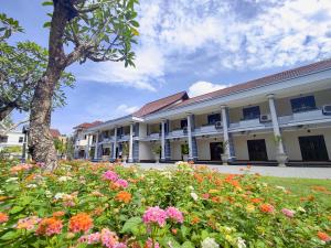 Garden sa labas ng Crystal City Hotel