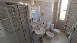 Albergo Moderno tesisinde bir banyo