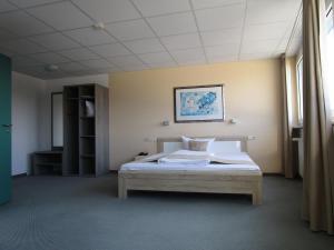 ein Schlafzimmer mit einem Bett in einem Zimmer in der Unterkunft Businesshotel & Appartements Stuttgart-Vaihingen in Stuttgart