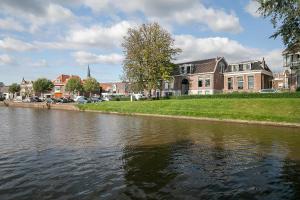 un bacino d’acqua di fronte a un edificio di Molepôlle 6 - Stadslogementen Franeker a Franeker