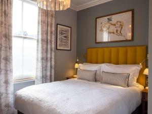 een slaapkamer met een groot bed en een raam bij Spread Eagle in Londen