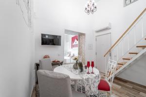 une salle à manger blanche avec une table et des chaises dans l'établissement Main Street Apartments by Raspberry Cascade, à Faro