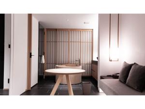 un soggiorno con tavolo e divano di nol kyoto sanjo - Vacation STAY 97692v a Kyoto