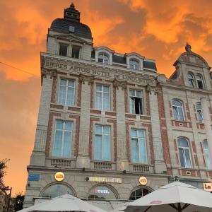 een gebouw met de woorden kastelen pijlen hotel bij Hotel Industrie in Leuven