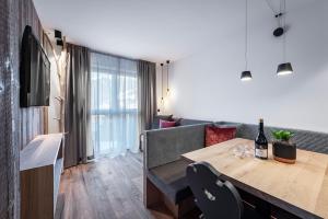 - un salon avec une table et un canapé dans l'établissement Guesthouse Plose, à Bressanone