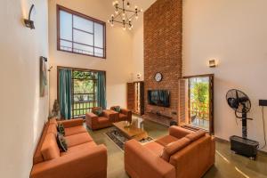 Телевизия и/или развлекателен център в SaffronStays Happy Fields, Pune - luxury farmstay with farm to table food