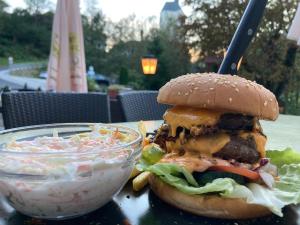 un panino e una ciotola di insalata di cavolo su un tavolo di Hotel Kammerhof a Mariastein