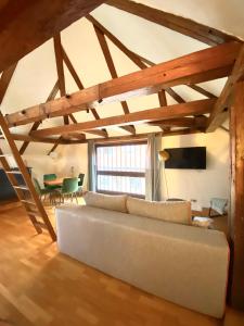 a living room with a white couch and a table at Ferienwohnung Nepomuk in Landshut