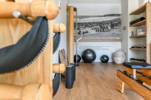 una habitación con un grupo de personas en el fondo en Hôtel Jules Verne Biarritz, en Biarritz