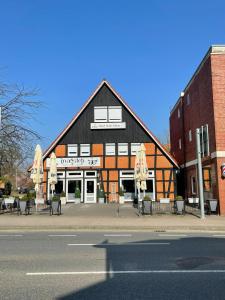 un grand bâtiment sur le côté d'une rue dans l'établissement Hotel Stadt Soltau, à Soltau