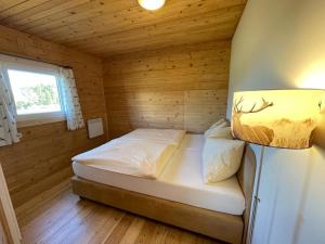 A bed or beds in a room at Waldchalet am Eichhof