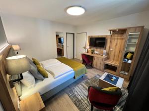 una camera d'albergo con letto e scrivania di Hotel Garni am Obsthof GbR a Stade