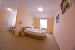 Uma cama ou camas num quarto em Budget Hotel Ekotel