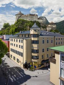 budynek z zamkiem na szczycie wzgórza w obiekcie Hotel Andreas Hofer w mieście Kufstein