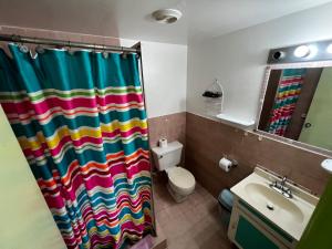 Un baño de SEAmply Villa by A.C.I.