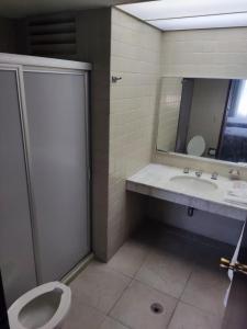 bagno con lavandino, servizi igienici e specchio di Hotel Mary Celaya a Celaya