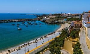 - Vistas a una playa con barcos en el agua en Cardume House by Hi Alentejo, en Sines