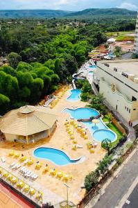 an overhead view of a pool at a resort at ÁGUAS TERMAIS NATURAIS nas PISCINAS com ÁGUAS QUENTES 24 HORAS acesso GRÁTIS aos PARQUES AQUÁTICOS dos RESORTS GOLDEN DOLPHIN GRAND HOTEL do SUPREME e do EXPRESS os melhores HOTÉIS RESORTS com PARQUE AQUÁTICO em CALDAS NOVAS Garanta JÁ PROMOÇÃO QUALIDADE in Caldas Novas