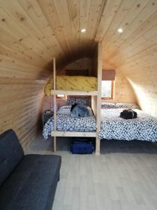 Giường trong phòng chung tại Killynick Glamping Oiney Fishing County Fermanagh