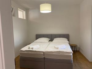 Llit o llits en una habitació de Ferienwohnung Villa Fortuna