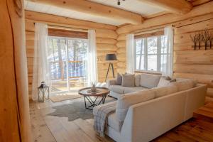 Кът за сядане в Breathtaking log house with HotTub - Winter paradise in Tremblant