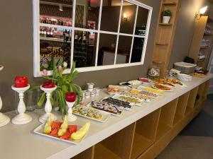 un buffet con molti tipi di cibo diversi su un bancone di Fly inn Hotel Lounge a Machelen