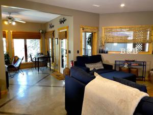 sala de estar con sofá azul y mesa en Blanchard Mountain BnB, en Canmore