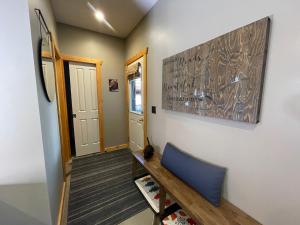 un pasillo con un banco y una pintura en la pared en Blanchard Mountain BnB, en Canmore