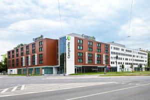 un edificio sul lato di una strada di Campanile Wroclaw Centrum a Breslavia