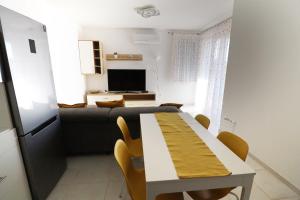 Galerius Golden Beach Apartment tesisinde bir televizyon ve/veya eğlence merkezi