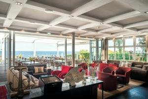 Strandhotel Ostseeblick tesisinde bir restoran veya yemek mekanı