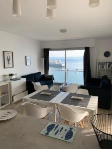 Χώρος καθιστικού στο Appartement Design VIII - Port Rosmeur - Sublime vue Mer