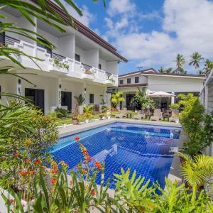 ein Bild eines Pools in einer Villa in der Unterkunft Thistle Inn in Panglao