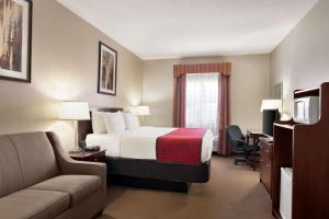 Un pat sau paturi într-o cameră la Ramada by Wyndham Elizabethtown