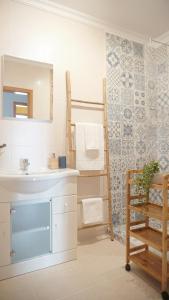 a bathroom with a sink and a mirror at Terraço dos Rabujas in Nazaré