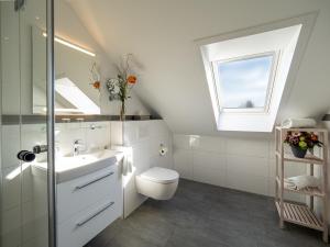 Kamar mandi di Tom's Hus Heiligenhafen