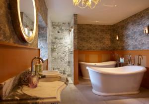 duża łazienka z wanną i umywalką w obiekcie Homewood Hotel & Spa - Small Luxury Hotels of the World w mieście Bath