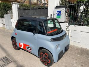 une petite voiture électrique garée à côté d'un bâtiment dans l'établissement Hotel Ristorante Centosedici, à Terracine