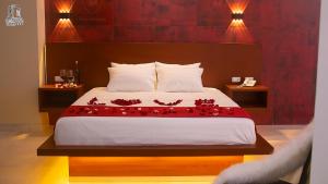 una camera da letto con un letto con rose rosse di HOTEL OSHO a Santa Cruz de la Sierra