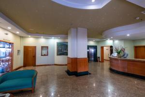 un hall d'un hôpital avec une réception dans l'établissement Best Western Hotel Turist - Superior, à Skopje