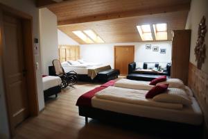 ein Schlafzimmer mit 2 Betten und ein Wohnzimmer in der Unterkunft Gruyère Rooms in Gruyères