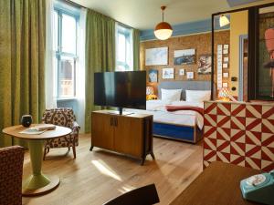 ein Hotelzimmer mit einem Bett und einem TV in der Unterkunft 25hours Hotel Indre By in Kopenhagen