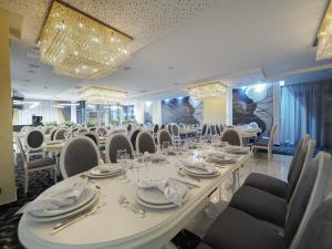 une salle à manger avec une grande table et des chaises dans l'établissement Hotel Anastasia, à Sibiu