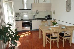 cocina con mesa de madera, mesa y sillas en Ferienwohnung am Spreeradweg in Bautzen, en Bautzen