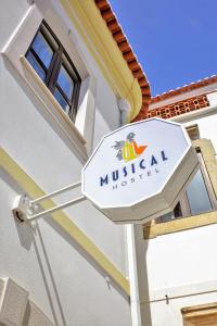 een bord voor een amusant museum aan de zijkant van een gebouw bij Musical Hostel in Albufeira