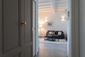 an open door leading to a living room with a couch at Casa Raffaello in San Miniato