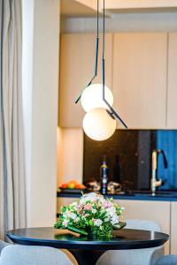 - une table avec un bouquet de fleurs dans l'établissement Katamare Hotel, à Budva