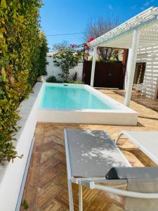 A piscina localizada em Villa Sal - Alvor ou nos arredores