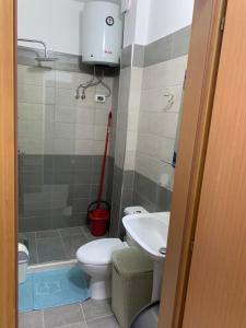 ein kleines Bad mit WC und Waschbecken in der Unterkunft Leko’s apt 105 in Himarë